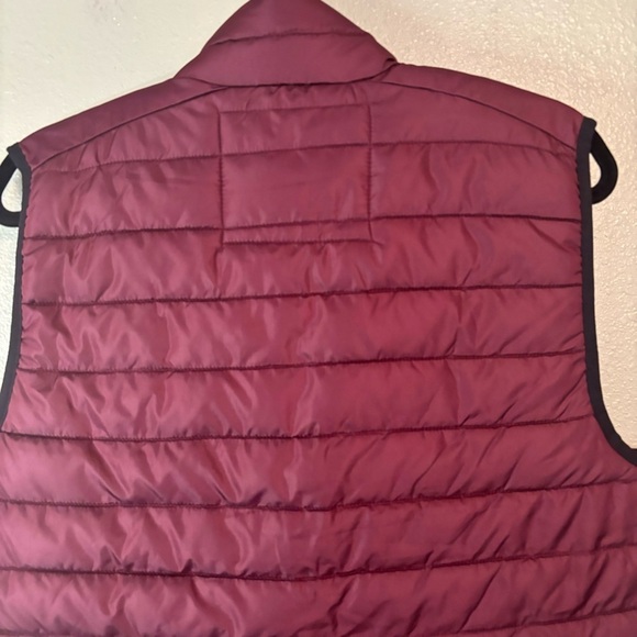 Aeropostale NWT Recycled Down Vest Burgundy Size Medium - Picture 3 of 7
